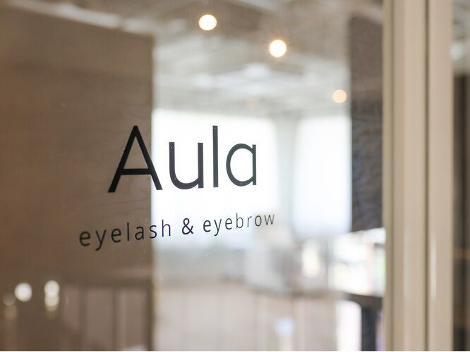 ガラスドアのAulaロゴ